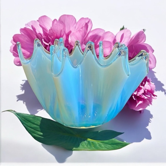 Vintage Fostoria Blue Opalescent Glass Heirloom Crimped Handkerchief Bowl. MINT - Picture 2 of 13